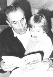 Dr. Richard Bamberger liest seiner Enkelin Monika vor