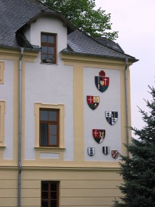Hauptgebäude mit Wappen