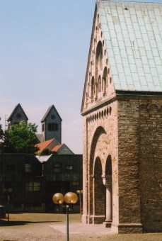 Paderborn - Dom dahinter Abdinghofkirche